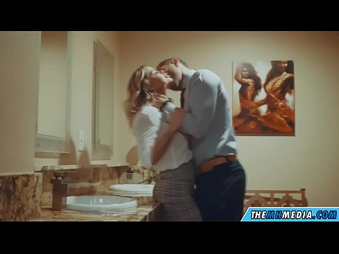 ❤️ Când o blondă cu sânii mari te seduce într-o toaletă publică ️   at ro.4k-porno.ru ❌